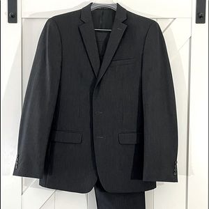Van Husen Flex Modern Fit Suit. 42R jacket. 34x30 pants. Charcoal gray. Like new
